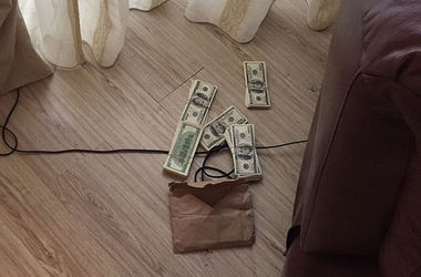 Под Киевом поймали продавцов 50 тысяч фальшивых долларов