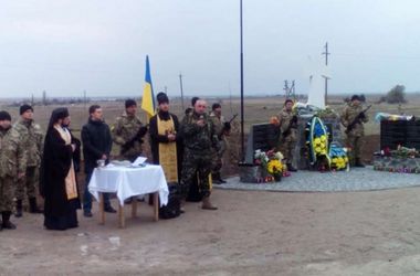 У границы с Крымом открыли памятник крымчанам, погибшим на Донбассе