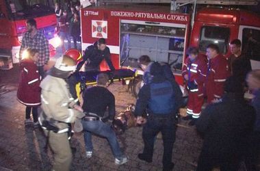 Пожарные спасают людей. Фото: lviv.dsns.gov.ua