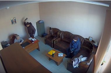 В Сети появилось видео, как коллекторы зверски избили российского бизнесмена бутылкой шампанского (18+)
