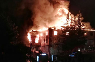 В Турции во время пожара в спальне колледжа погибли 11 подростков 