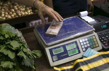 Из-за безудержной инфляции магазины Венесуэлы начали принимать купюры на вес 
