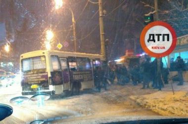 В Киеве маршрутка сбила пешеходов и влетела в столб - много пострадавших
