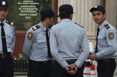 В Баку ликвидировали террориста, который пытался взорвать пояс смертника возле ТЦ