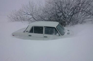 В Крыму разбушевалась непогода, с горы Ай-Петри на автодорогу сошла лавина