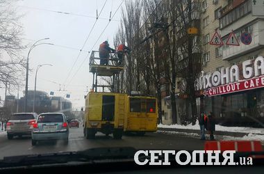 В Киеве на Севастопольской площади произошел обрыв элетропроводов