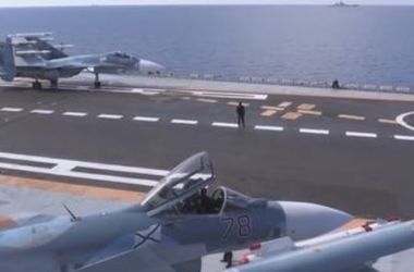 В Минобороны РФ объяснили, почему рухнул Су-33 на "Адмирале Кузнецове"