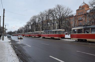 В Киеве на Подоле "герои парковки" остановили движение трамваев на полтора часа