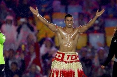 Полуголый знаменосец Тонга в Рио-2016 начал подготовку к зимней Олимпиаде-2018