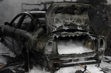 На Закарпатье в гараже сгорел  автомобиль: есть пострадавший