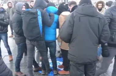Болельщики "Бешикташа" затоптали в Киеве флаг с эмблемой "Динамо"
