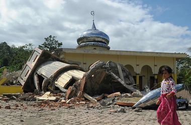 Индонезию всколыхнуло мощное землетрясение: десятки жертв
