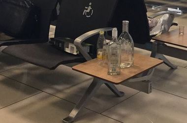 Фаны "Бешикташа" в аэропорту заливали горе спиртным после поражения от "Динамо"