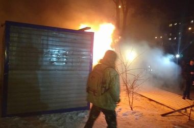 В Киеве активисты устроили погром и пожар на стройке