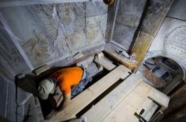 В РФ объяснили ситуацию с "аномалиями" при реставрации Гроба Господня  