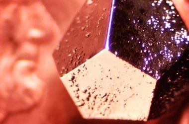 В упавшем на Россию метеорите нашли странный кристалл 