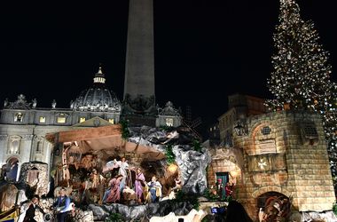 В рождественском вертепе в Ватикане установлен шпиль с базилики, разрушенной землетрясением 