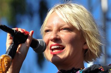 Известная певица Sia развелась с мужем - Новости шоу бизнеса - Распавшаяся пара провела вместе два года