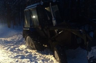 Пьяный подросток в России пытался на тракторе снести автомобиль полиции 