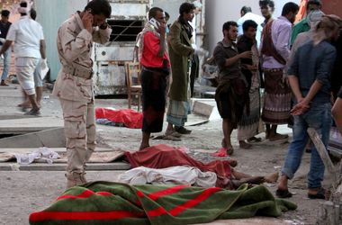 Число жертв взрыва в йеменеском Адене выросло до 50 солдат 