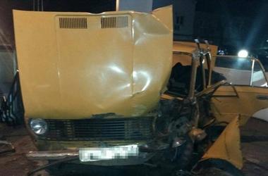 В Одессе пьяный водитель врезался в столб, есть пострадавшие