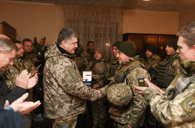 Украинским военным поднимут доплаты - Порошенко