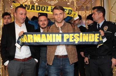 Полузащитник сборной Украины Александр Караваев прибыл в Стамбул