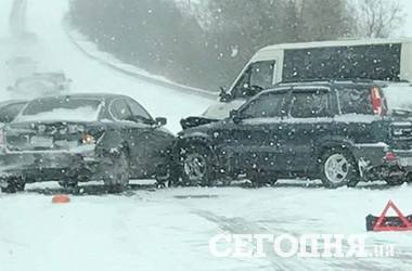 Под Киевом произошло масштабное ДТП, разбито 4 авто