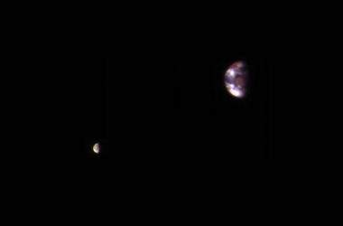 NASA показало снимок Земли и Луны, сделанный с орбиты Марса