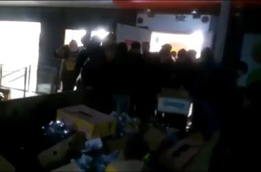 Россияне устроили давку из-за списанного алкоголя  у крыльца супермаркета
