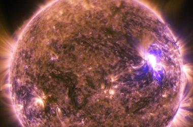 Ученые обнаружили огромную дыру на Солнце