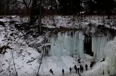 Глыба замерзшего водопада едва не убила туристку из США