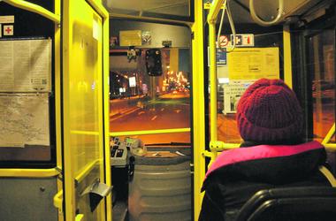 Ночные троллейбусы в Киеве: стихи для любимой, шампанское и зацеперы