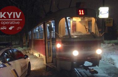 В Киеве трамвай отправил в столб внедорожник