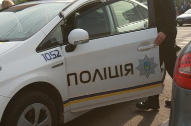 В Киеве двое парней напали на мужчину с ножом и электрошокером