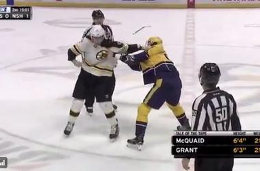 В НХЛ хоккеиста отправили в нокдаун за грубое нарушение правил (видео)