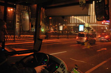 Киевляне облюбовали ночной троллейбус с ж/д вокзала на Троещину