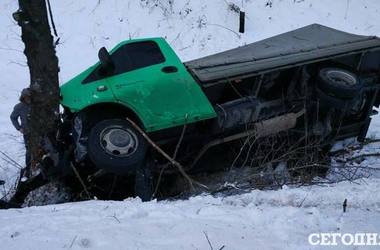 Под Киевом грузовик вылетел в кювет