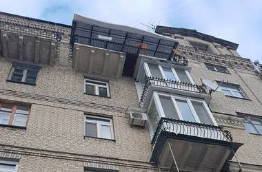 В центре Киева прохожим угрожает очередной "царский балкон"
