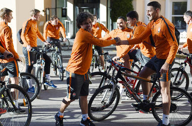 Футболисты "Шахтера" на первую тренировку прибыли на велосипедах