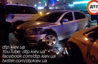 В Киеве на Драйзера произошло ДТП с участием автомобиля полиции
