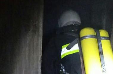 Под Киевом сгорел дом, пожарные спасли из огня мужчину