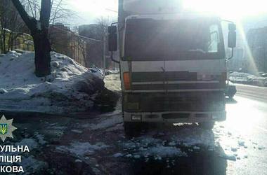 В Харькове устроивший аварию водитель бросил фуру и сбежал