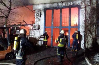 Ночью в Киеве горел склад на проспекте Бандеры