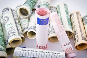 В Украине замер доллар и падает курс евро