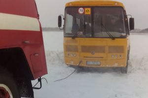 Под Харьковом в снежном плену оказался школьный автобус с детьми