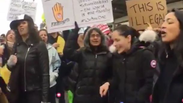 В аэропорту Нью-Йорка начались протесты против задержания беженцев