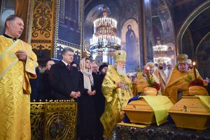 Возвращение на родину: останки Александра Олеся перезахоронили в Киеве
