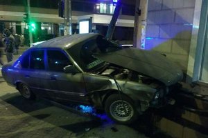 В центре Одессы автомобиль после столкновения врезался в дом