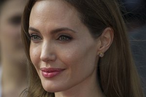 В "ночнушке" и пальто: Анджелина Джоли была замечена на шопинге с детьми